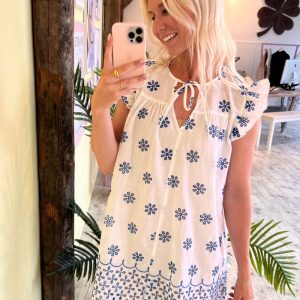 Continue - Kjole - Lilly Dress Embrodery - White With Blue Embrodery