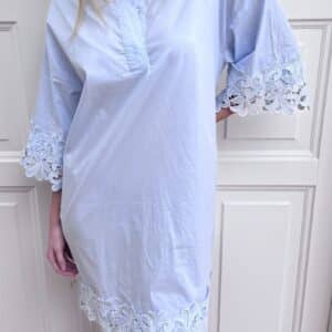 Continue - Kjole - Klara Embrodery Dress - Light Blue (Levering midt april)